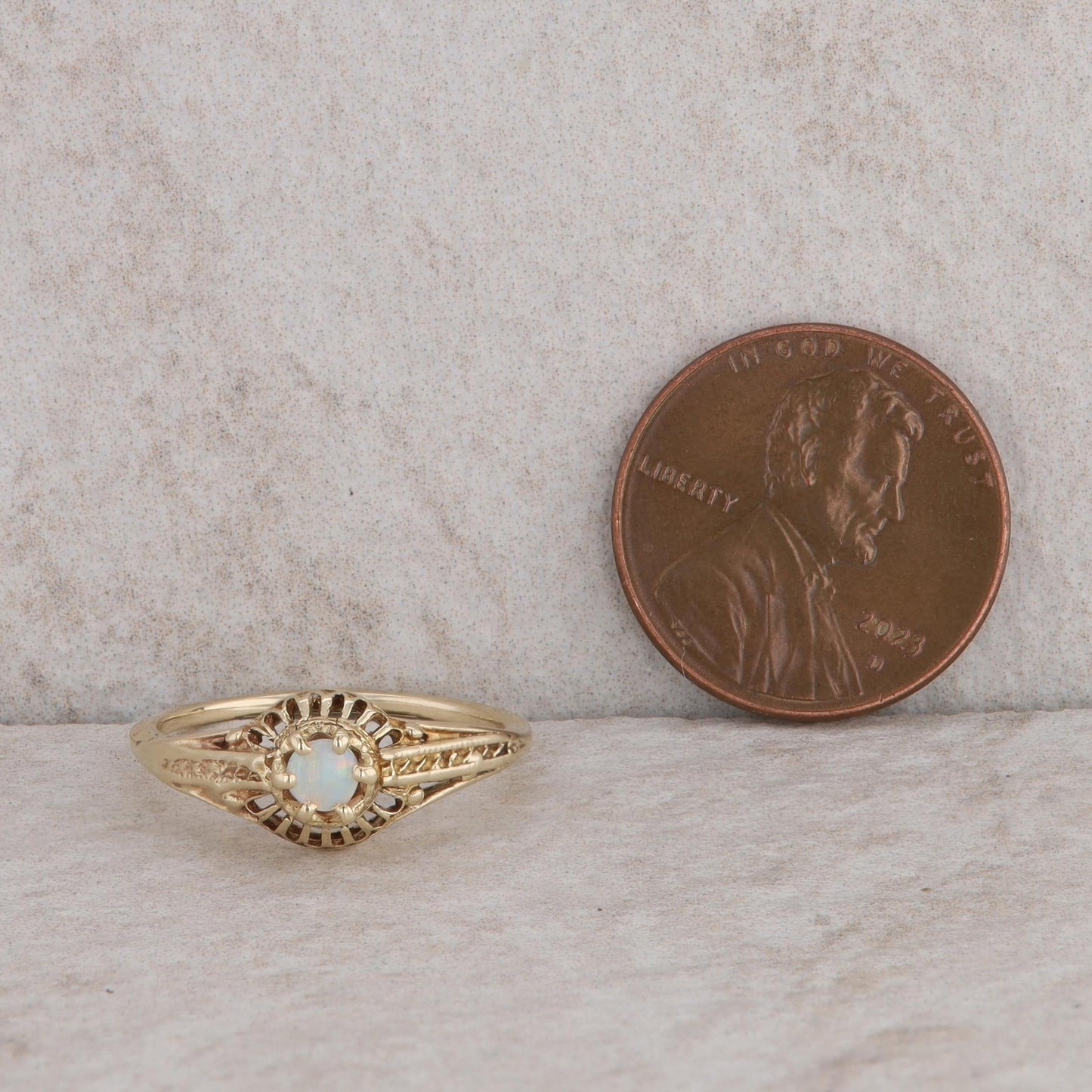 14k Yellow Gold Opal Filigree Fashion Ring