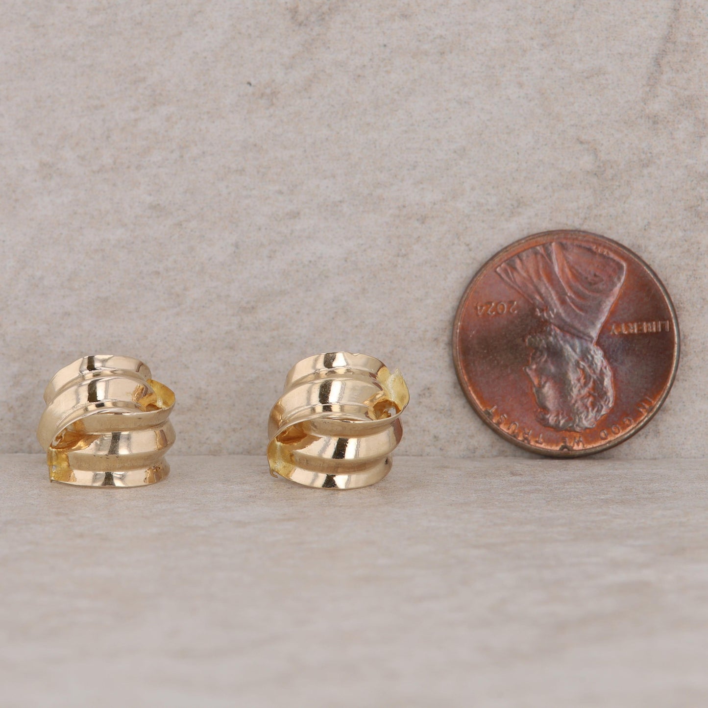 14k Yellow Gold Ribbon Love Knot Stud Earrings, 1.2g