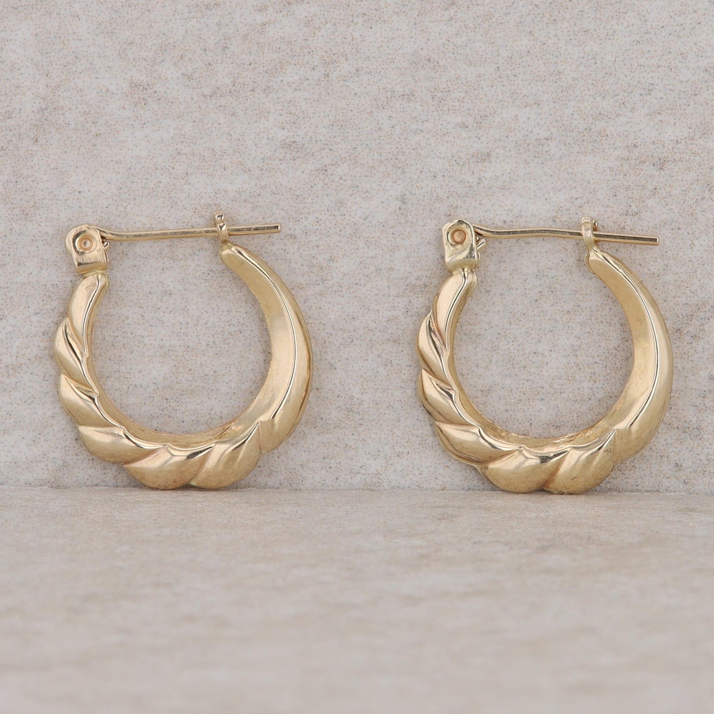 14k Yellow Gold Small Fluted Hoop Earrings, 0.8g