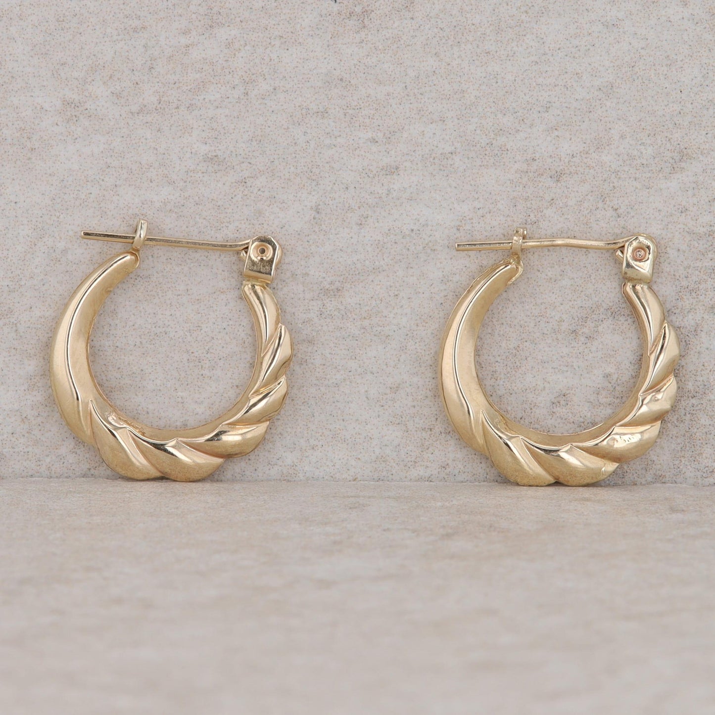 14k Yellow Gold Small Fluted Hoop Earrings, 0.8g