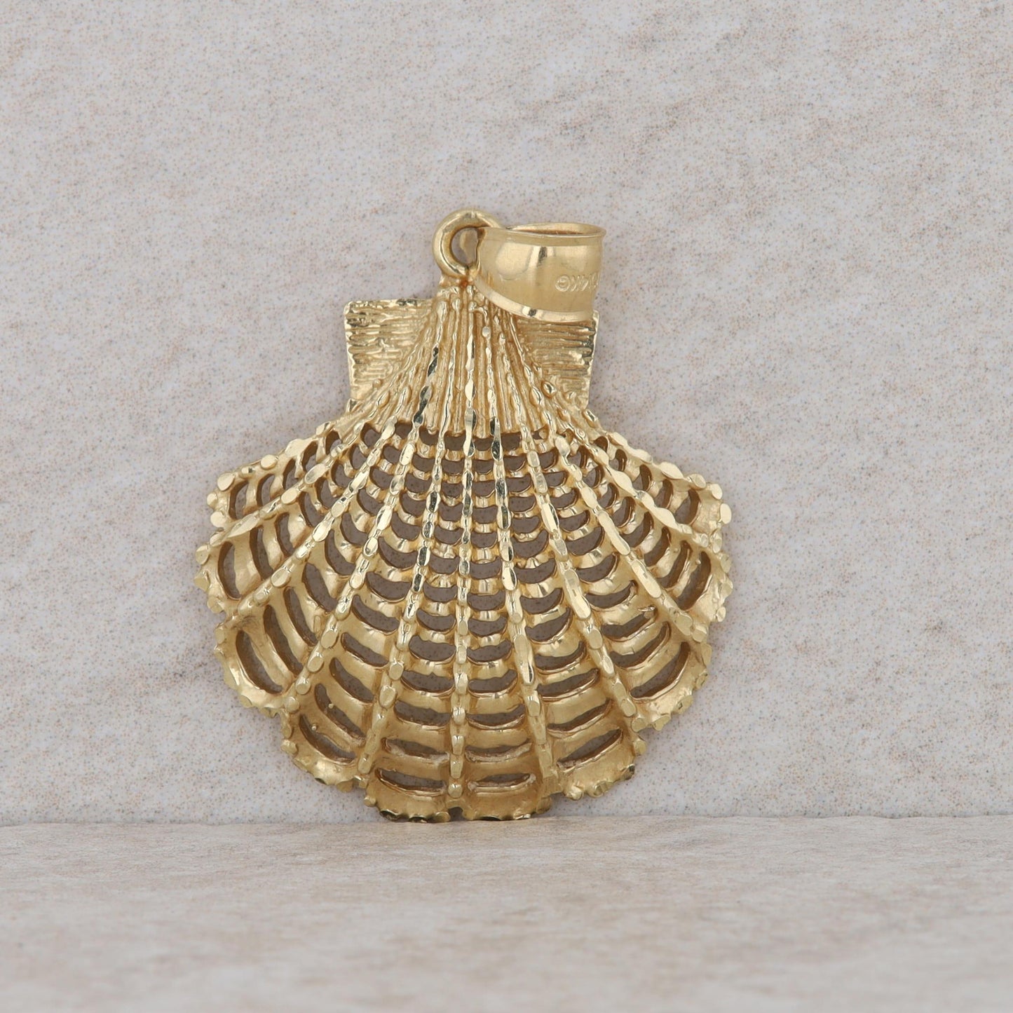 10k Yellow Gold Sea Shell Pendant 4.8g
