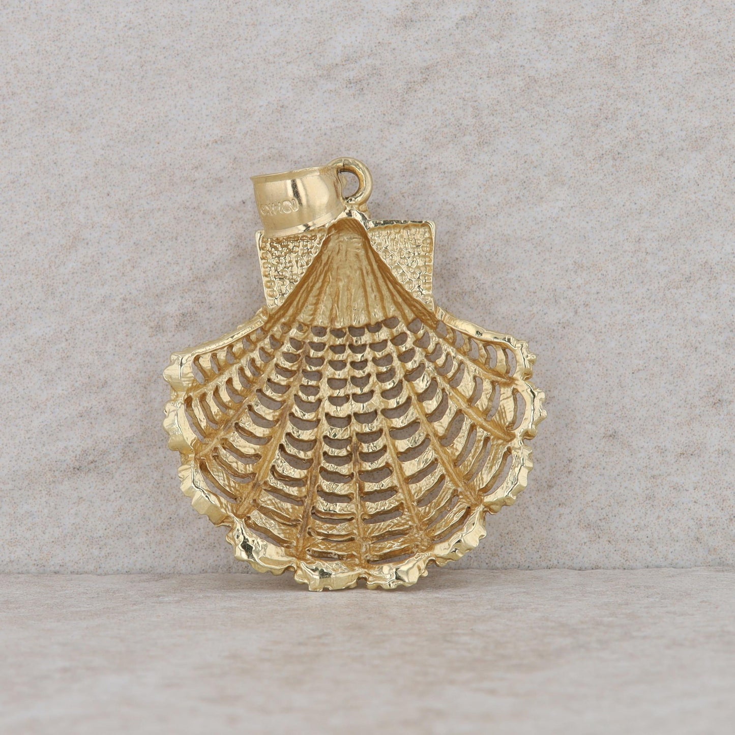 10k Yellow Gold Sea Shell Pendant 4.8g