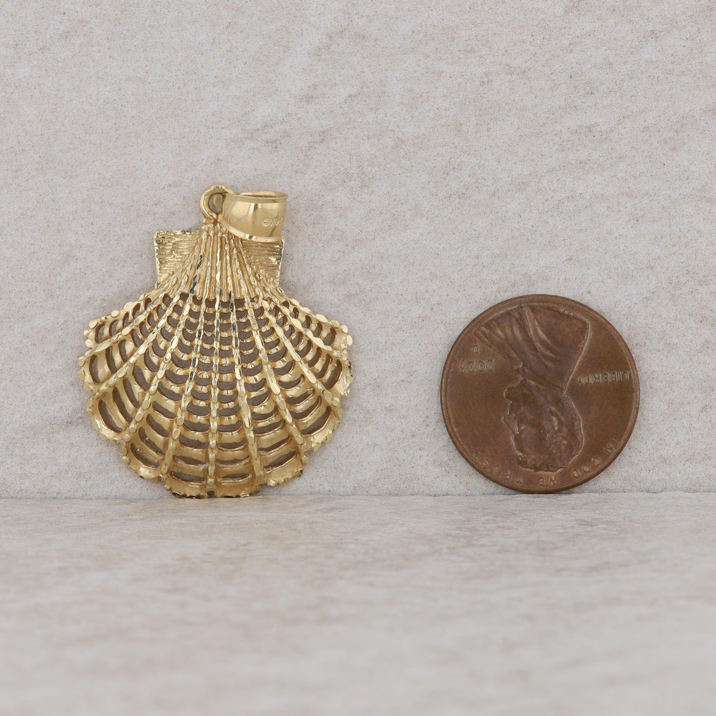 10k Yellow Gold Sea Shell Pendant 4.8g