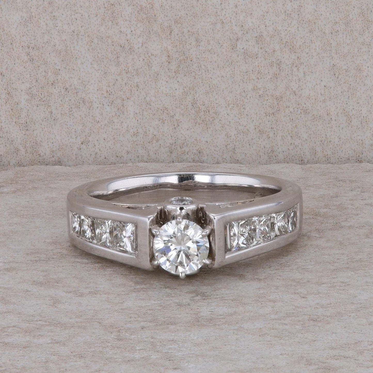 14k White Gold 'Oriana' Round Engagement Ring