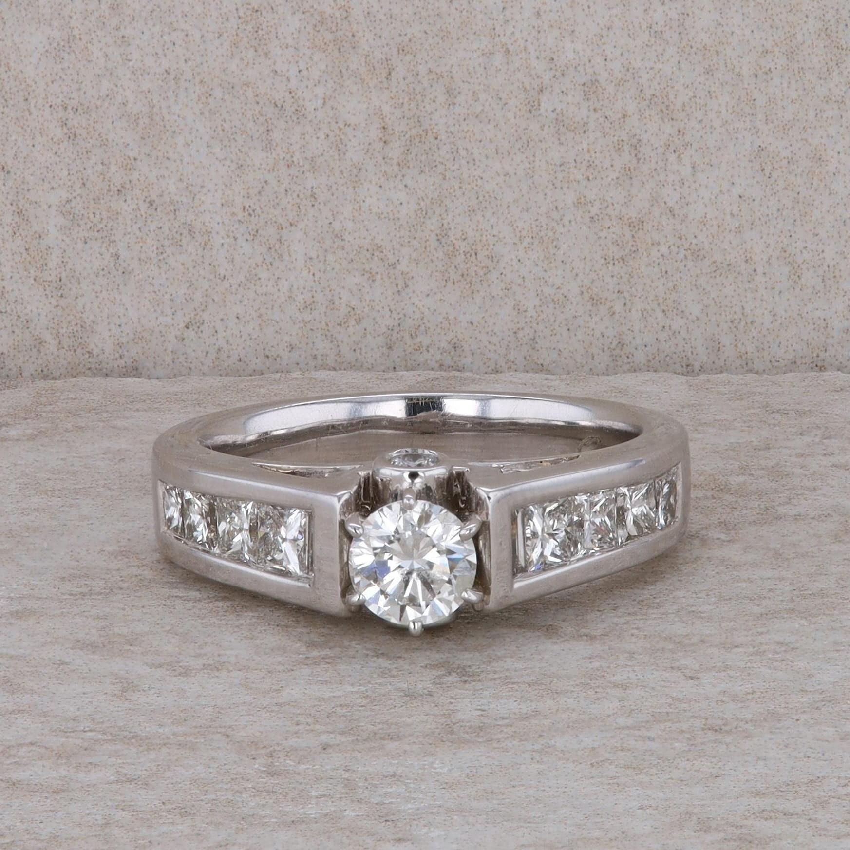 14k White Gold 'Oriana' Round Engagement Ring