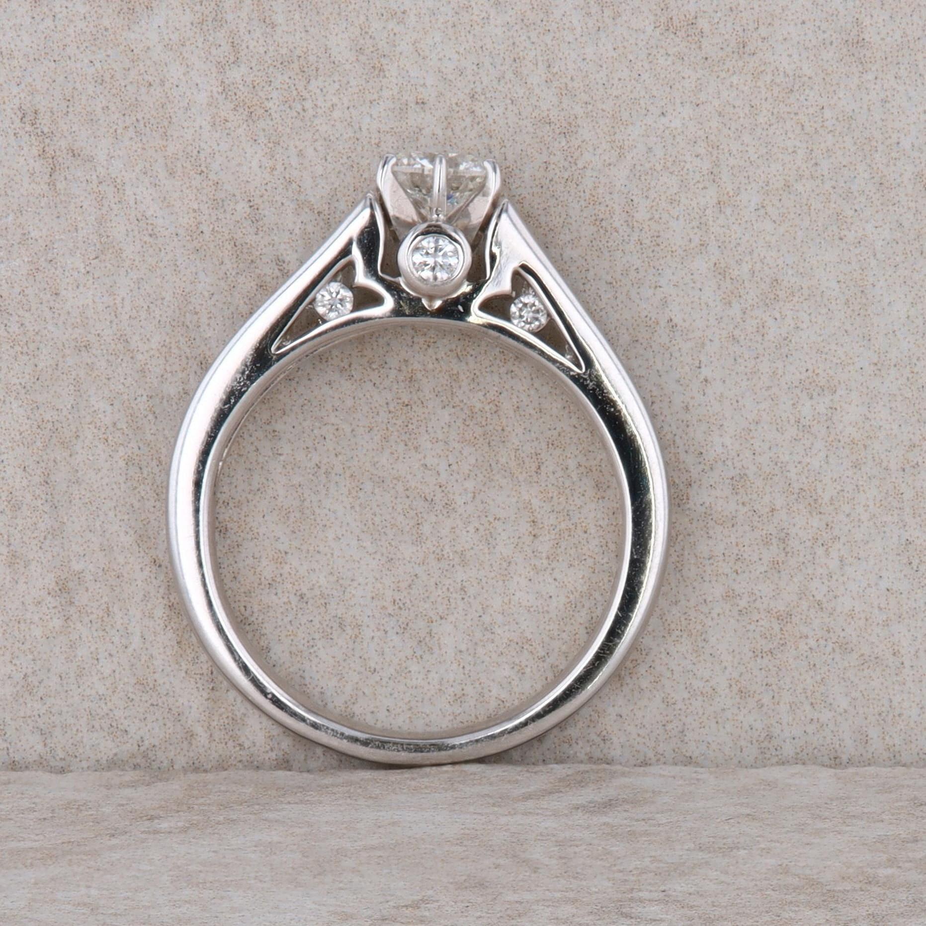 14k White Gold 'Oriana' Round Engagement Ring