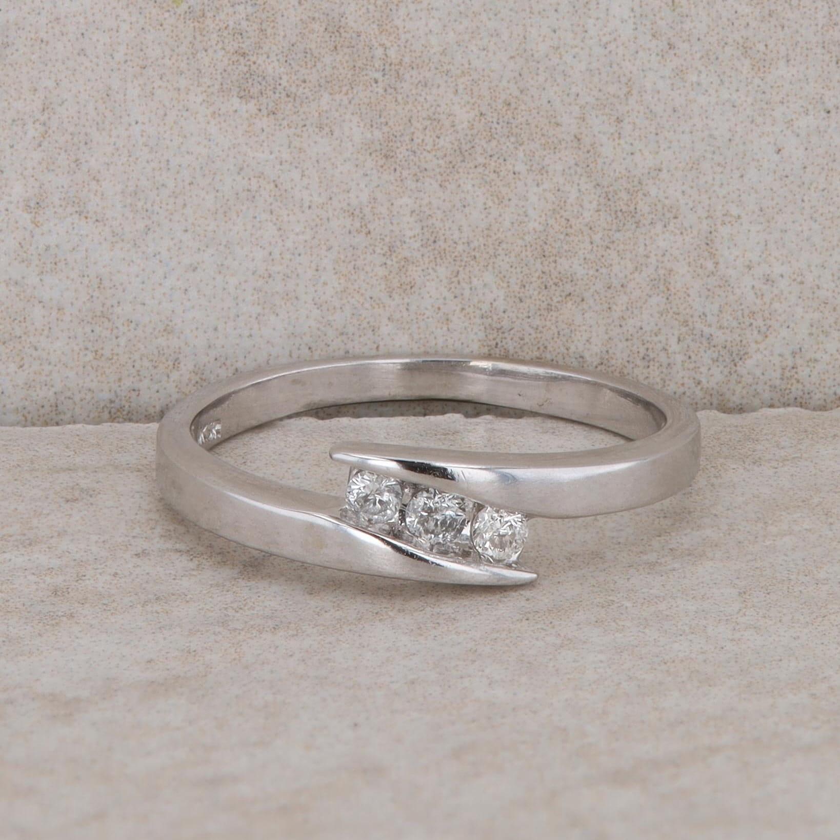 10k White Gold Diamond Bypass Band