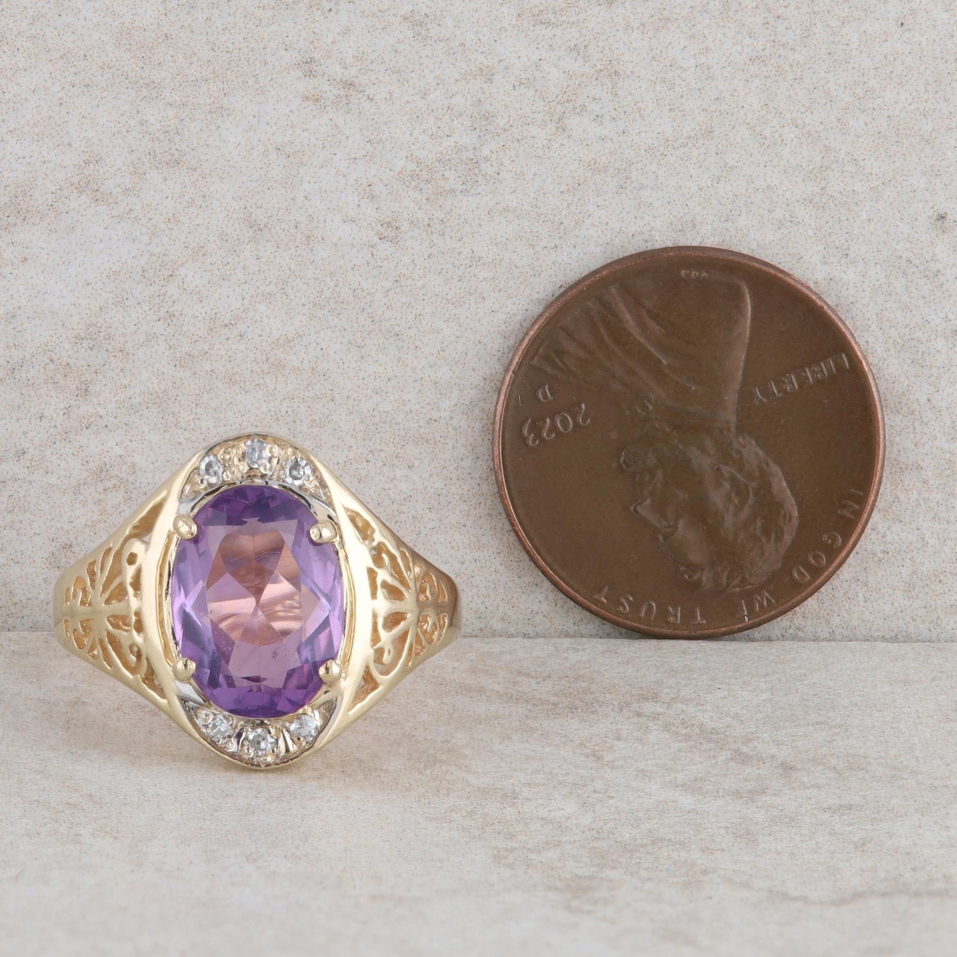 14k Yellow Gold Diamond and Oval Amethyst Fashion Ring