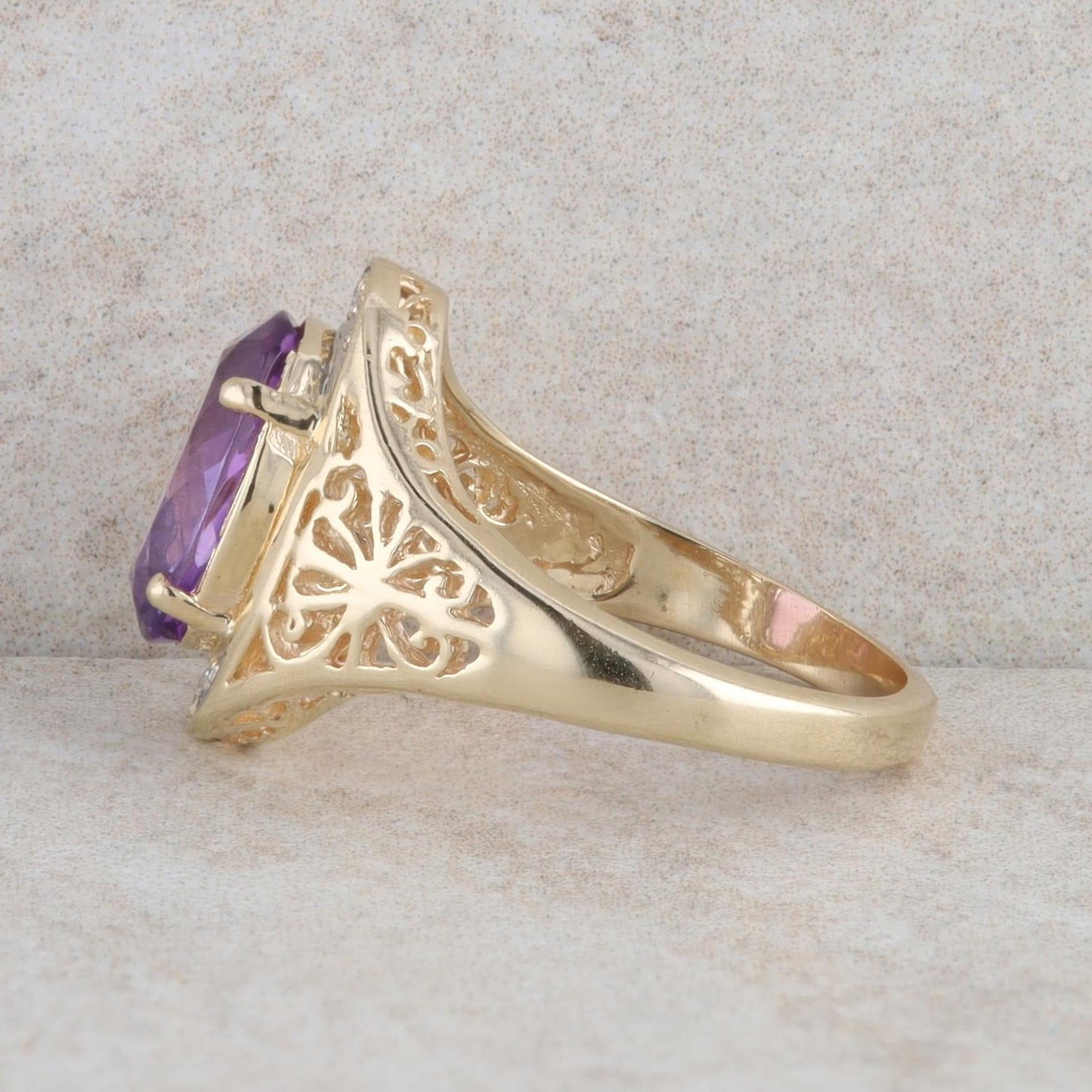 14k Yellow Gold Diamond and Oval Amethyst Fashion Ring