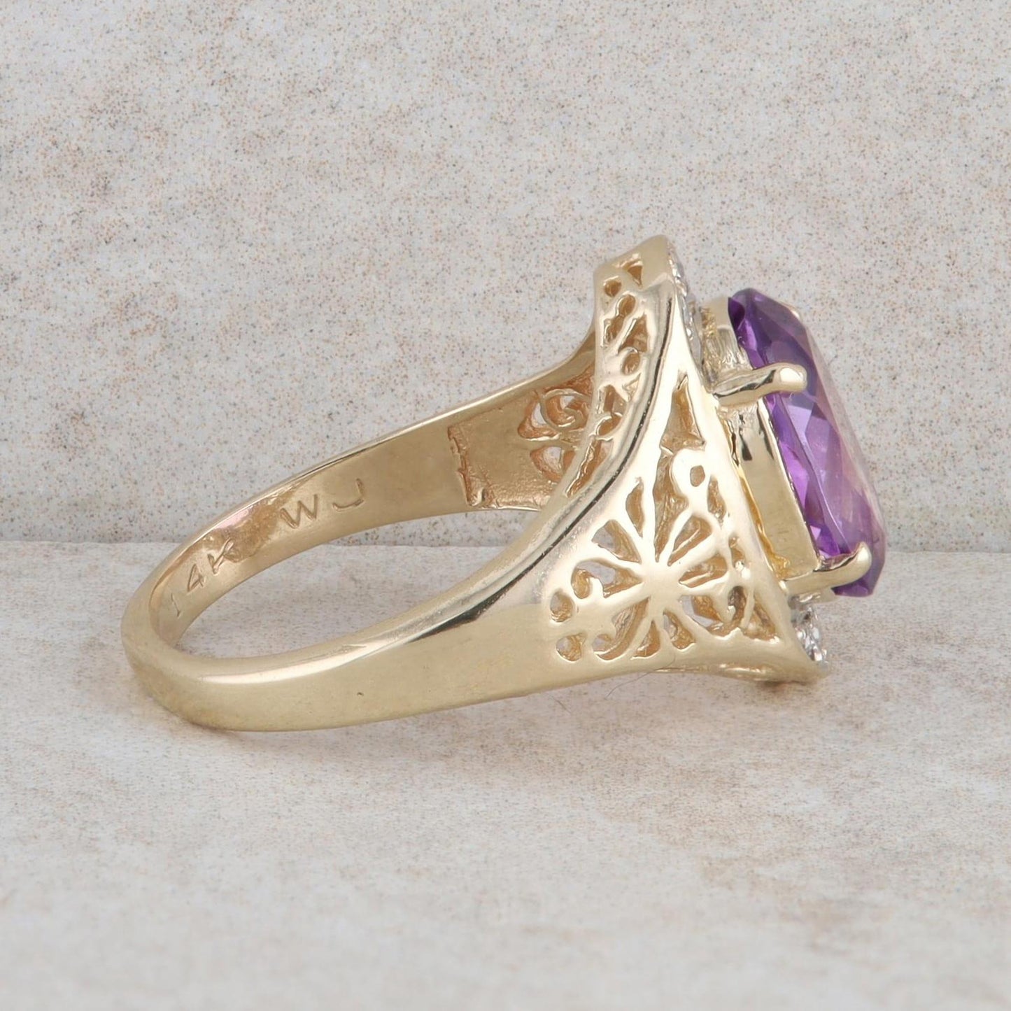 14k Yellow Gold Diamond and Oval Amethyst Fashion Ring