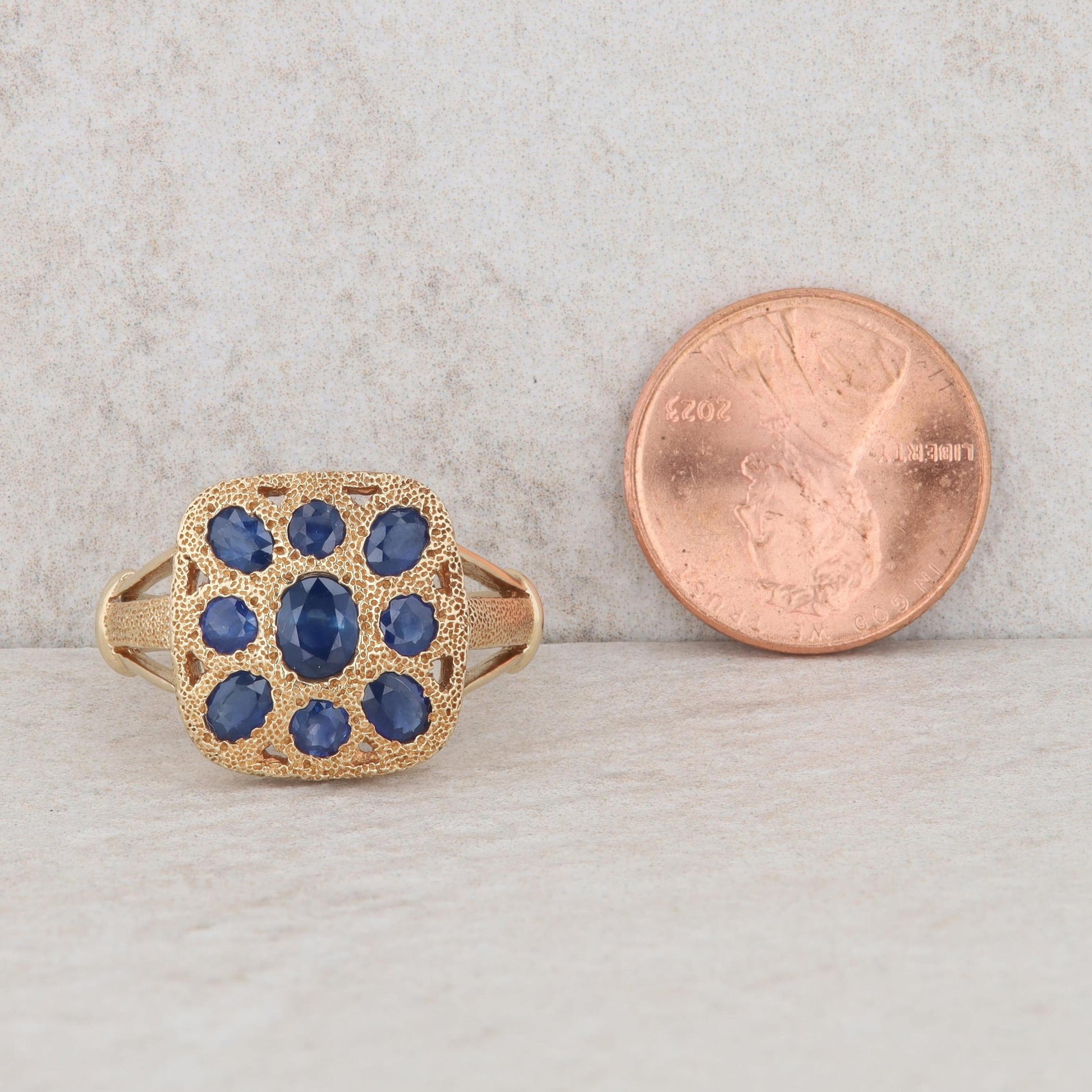 14k Yellow Gold Round & Oval Sapphire Textured Square Ring