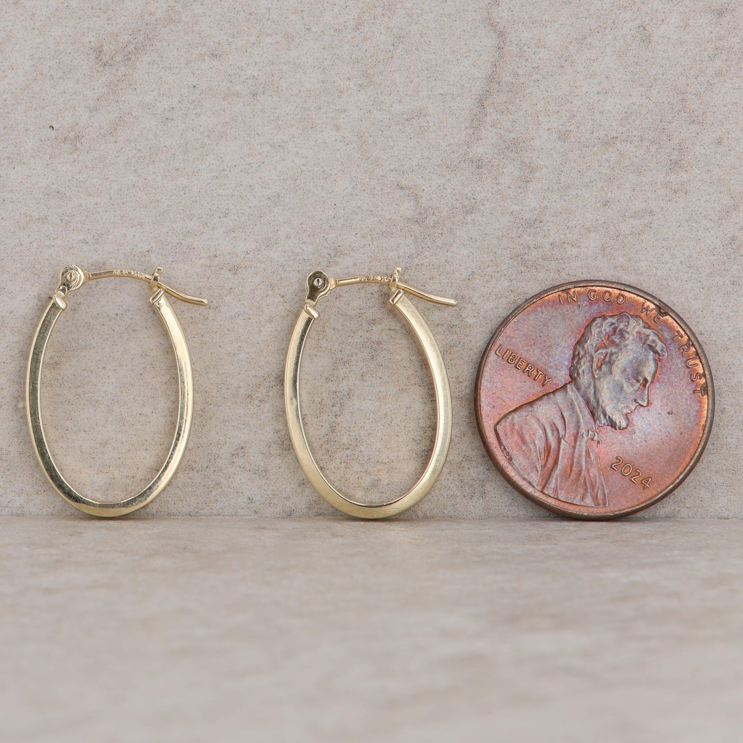14k Yellow Gold Flat Oval Hoop Earrings, 1.0g