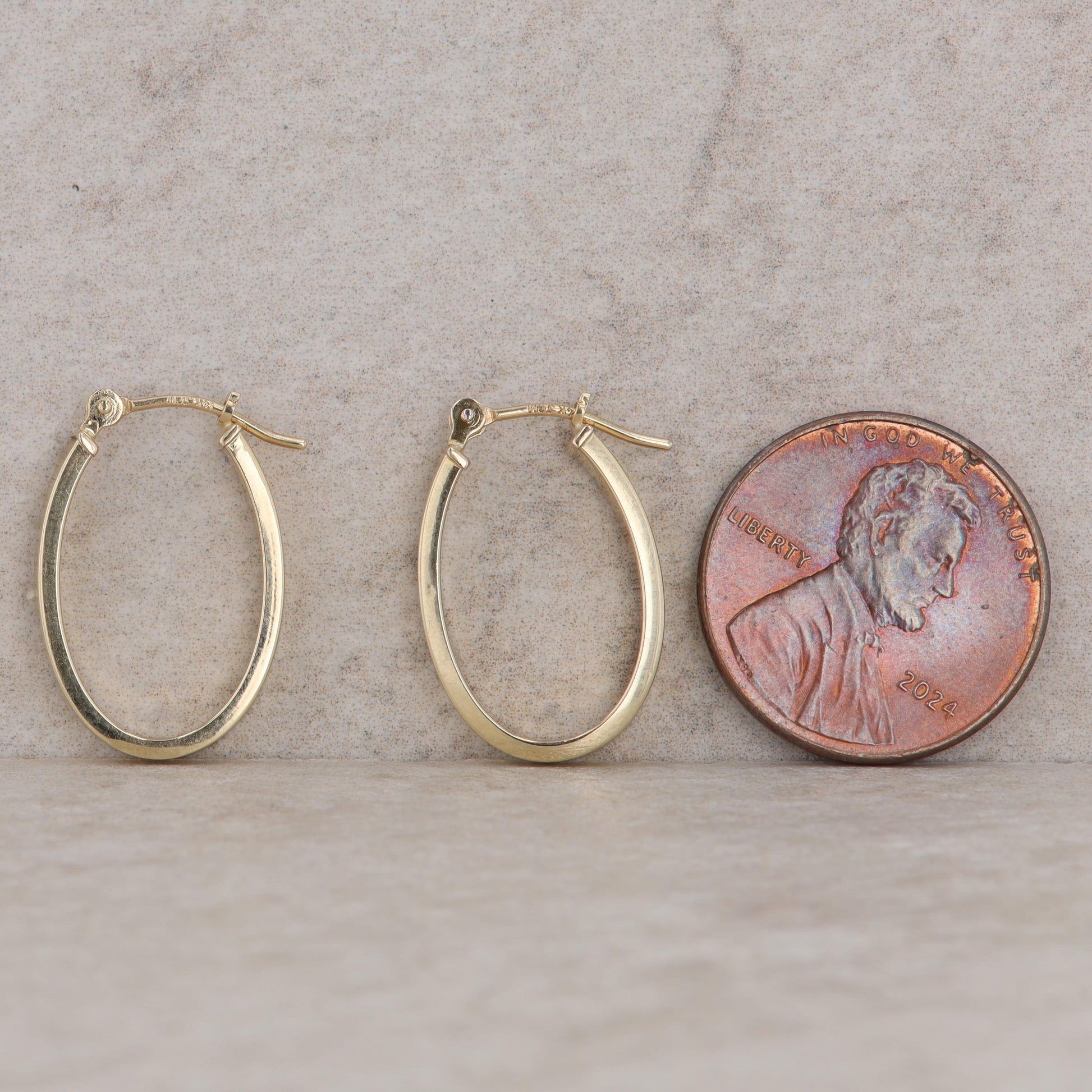 14k Yellow Gold Flat Oval Hoop Earrings, 1.0g