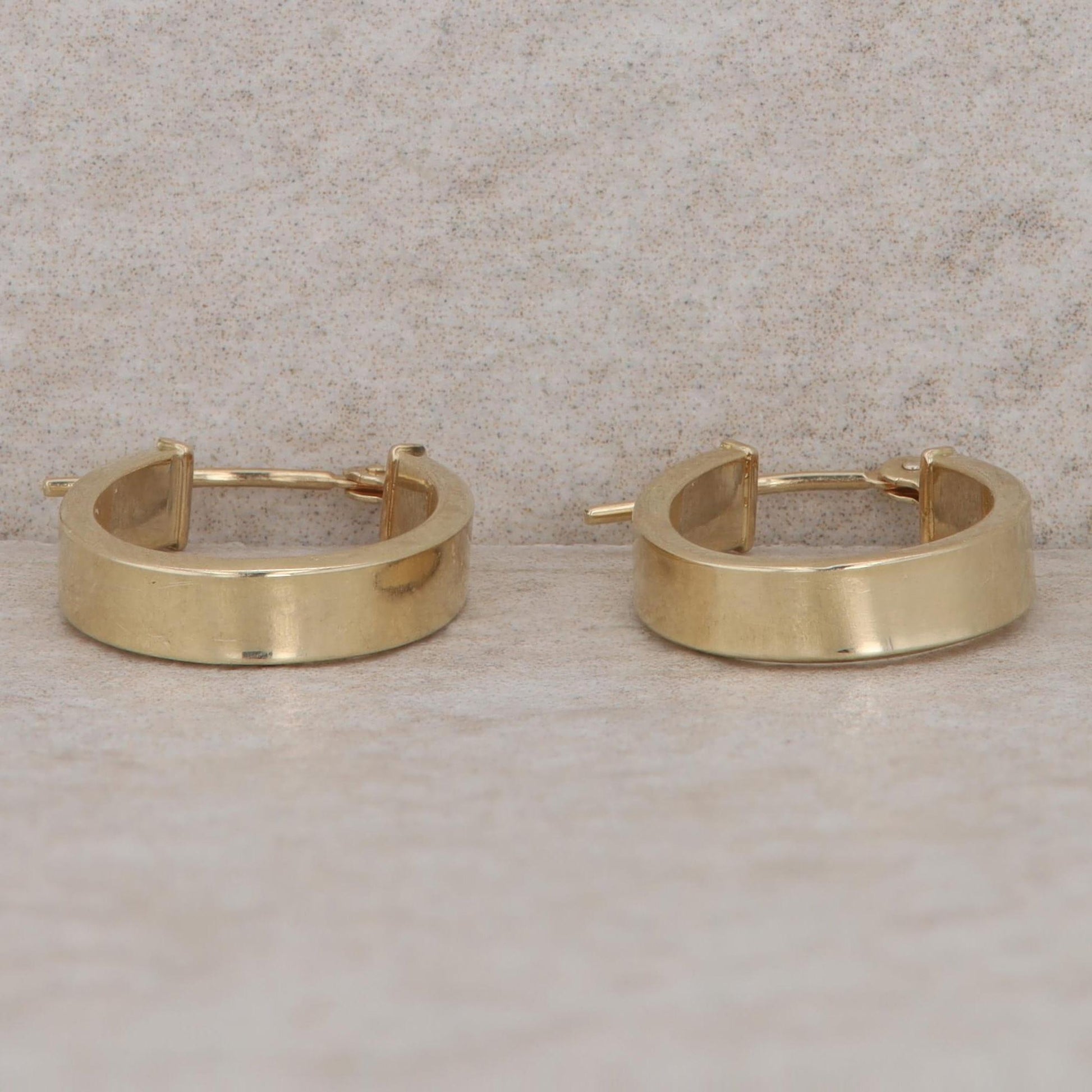 14k Yellow Gold Flat Oval Hoop Earrings, 1.0g