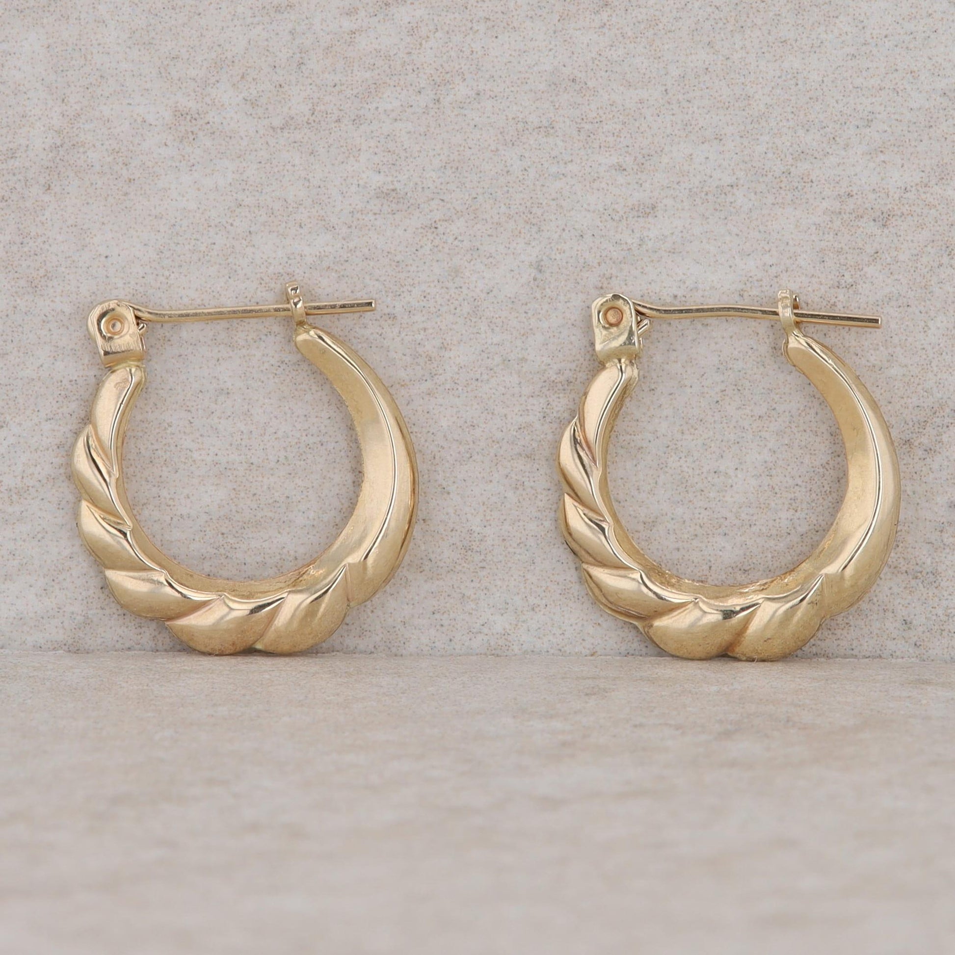 14k Yellow Gold Small Fluted Hoop Earrings, 0.8g