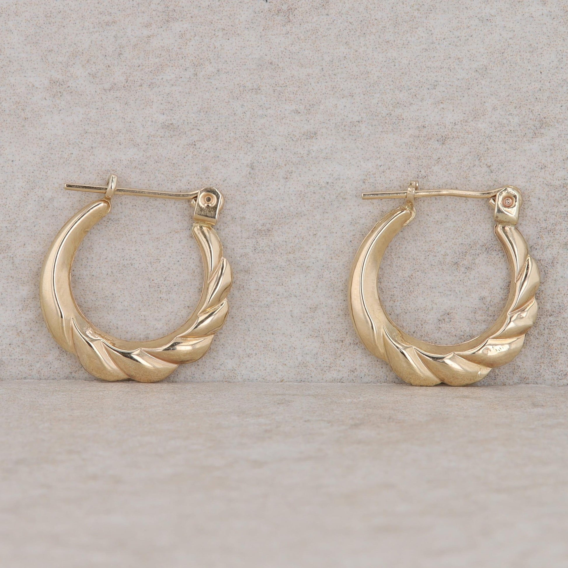 14k Yellow Gold Small Fluted Hoop Earrings, 0.8g