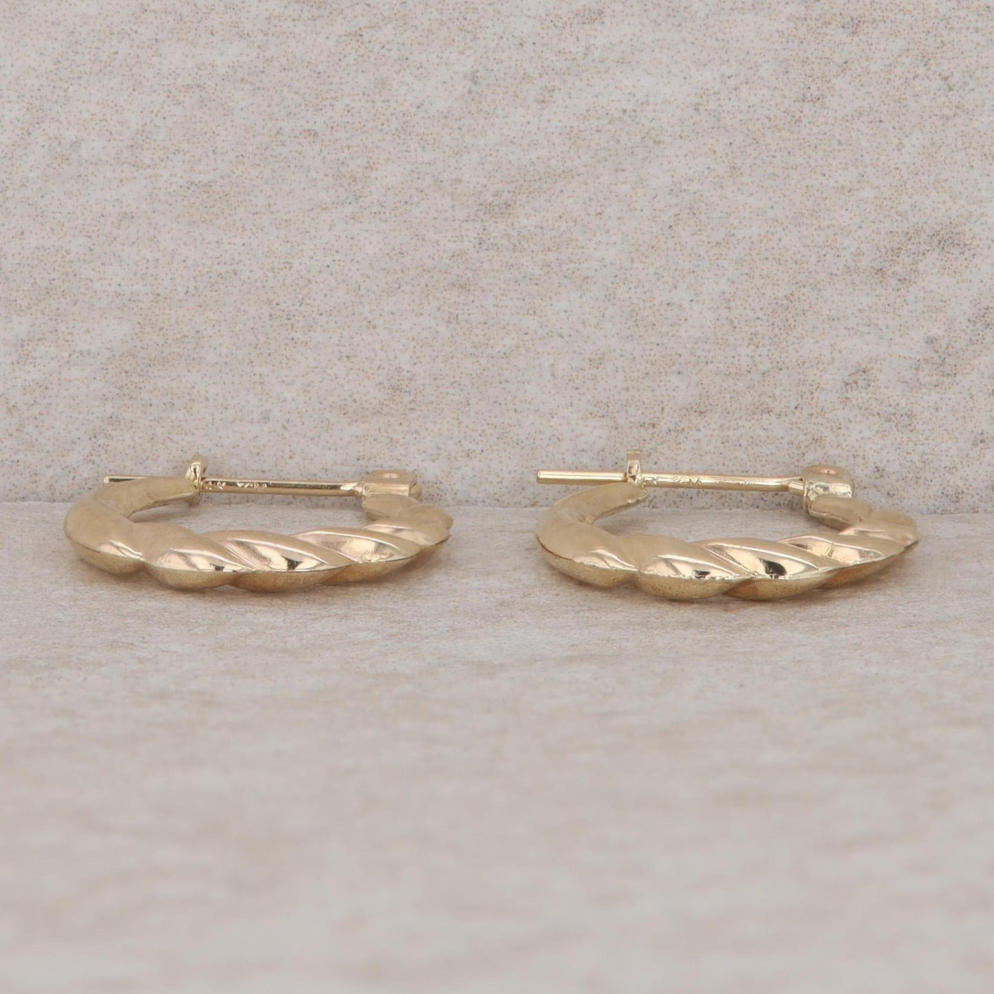 14k Yellow Gold Small Fluted Hoop Earrings, 0.8g