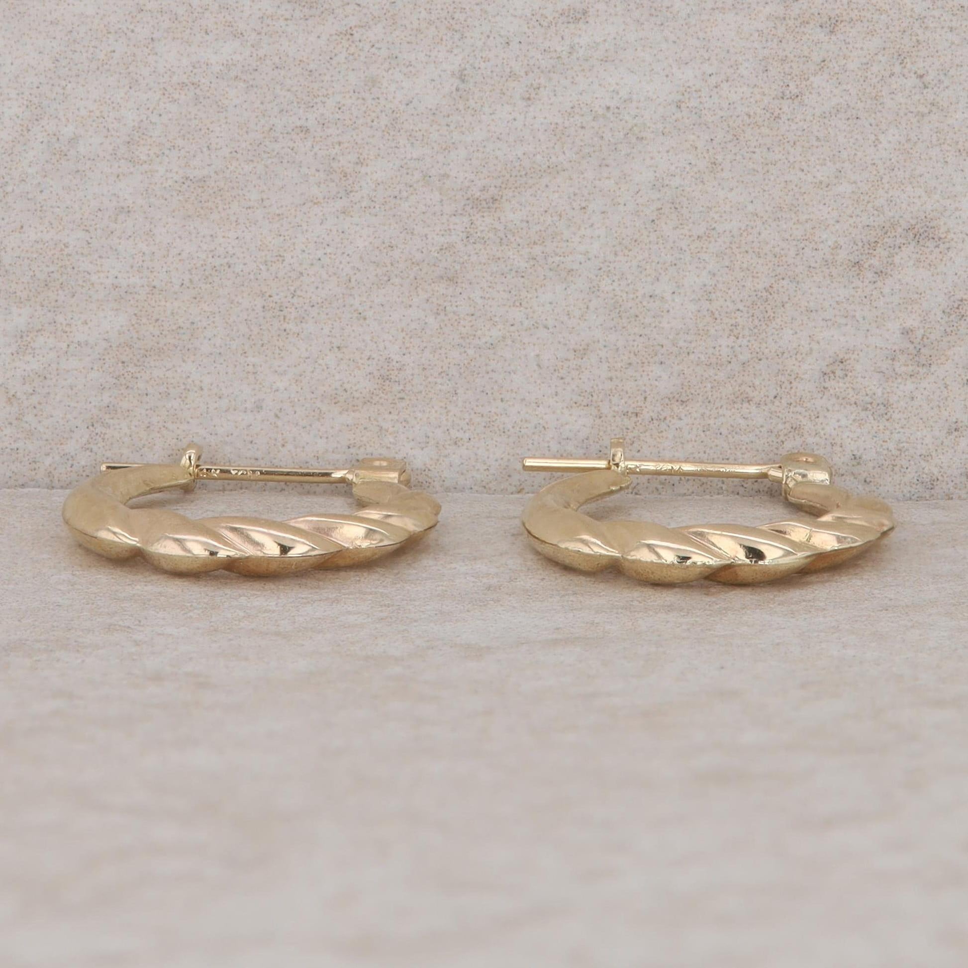 14k Yellow Gold Small Fluted Hoop Earrings, 0.8g