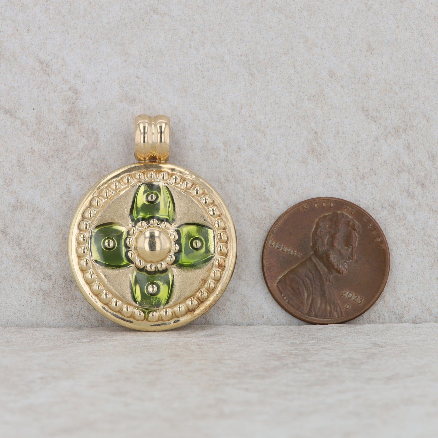 14k Yellow Gold Green Enamel Hollow Lightweight Disc Pendant 2.35g