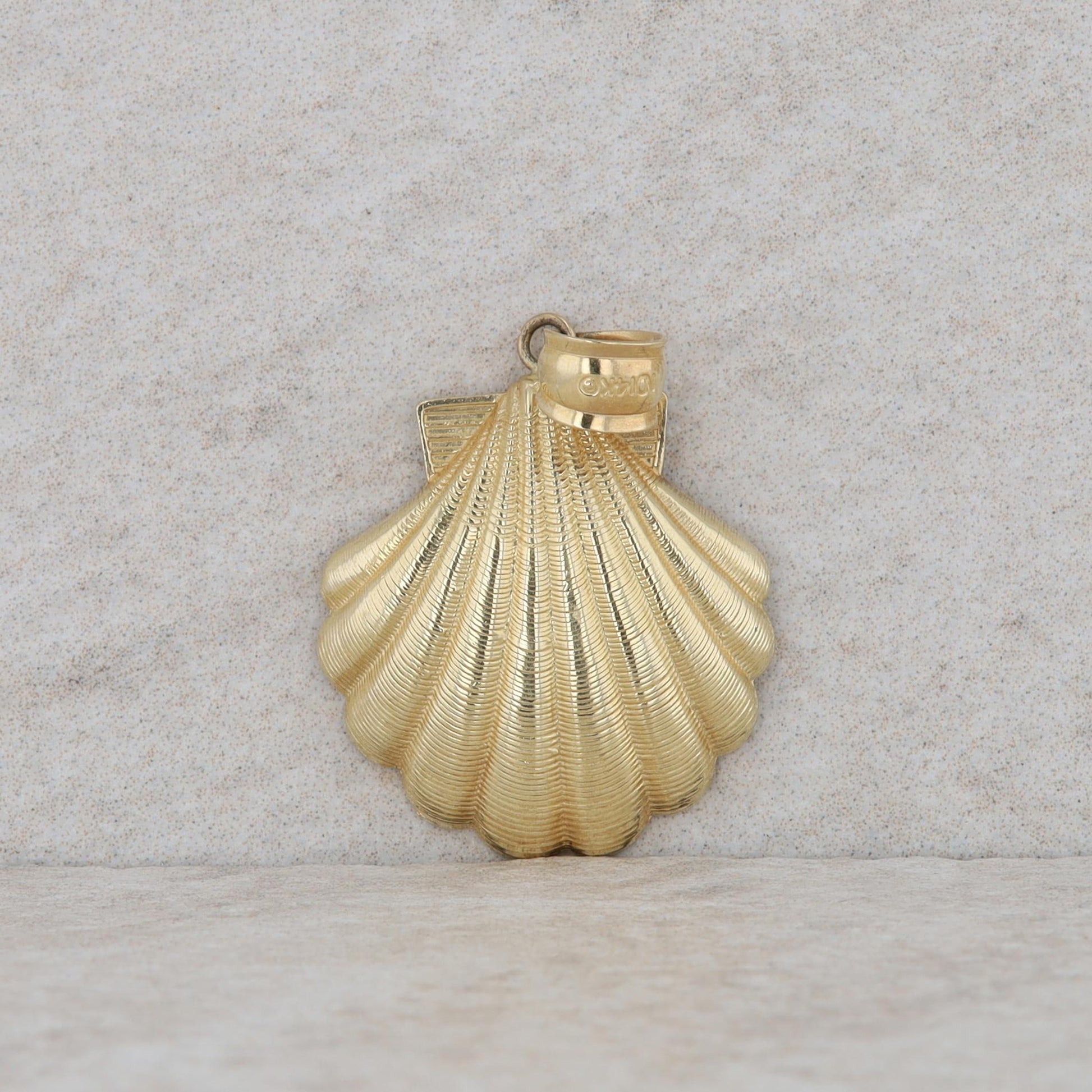 14k Yellow and White Gold Seashell and Dolphin Pendant 2.52g