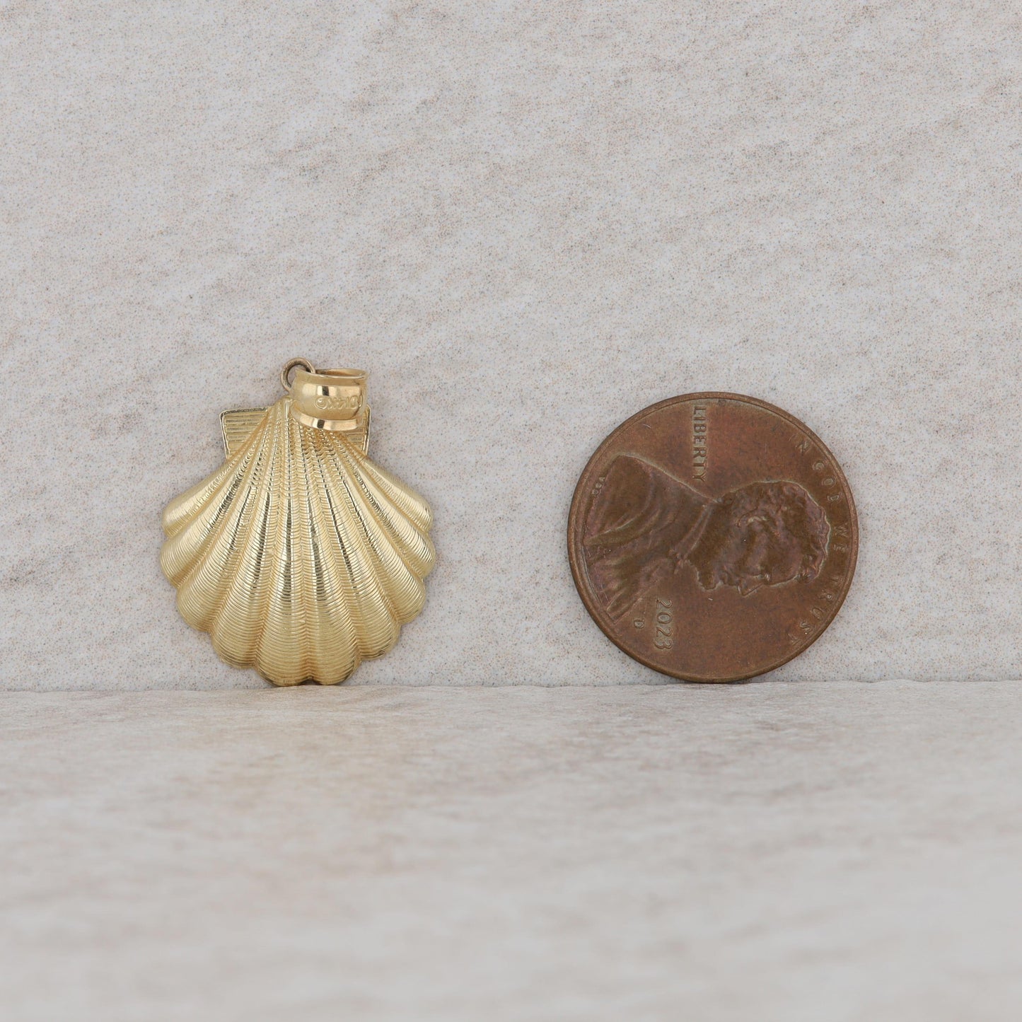 14k Yellow and White Gold Seashell and Dolphin Pendant 2.52g