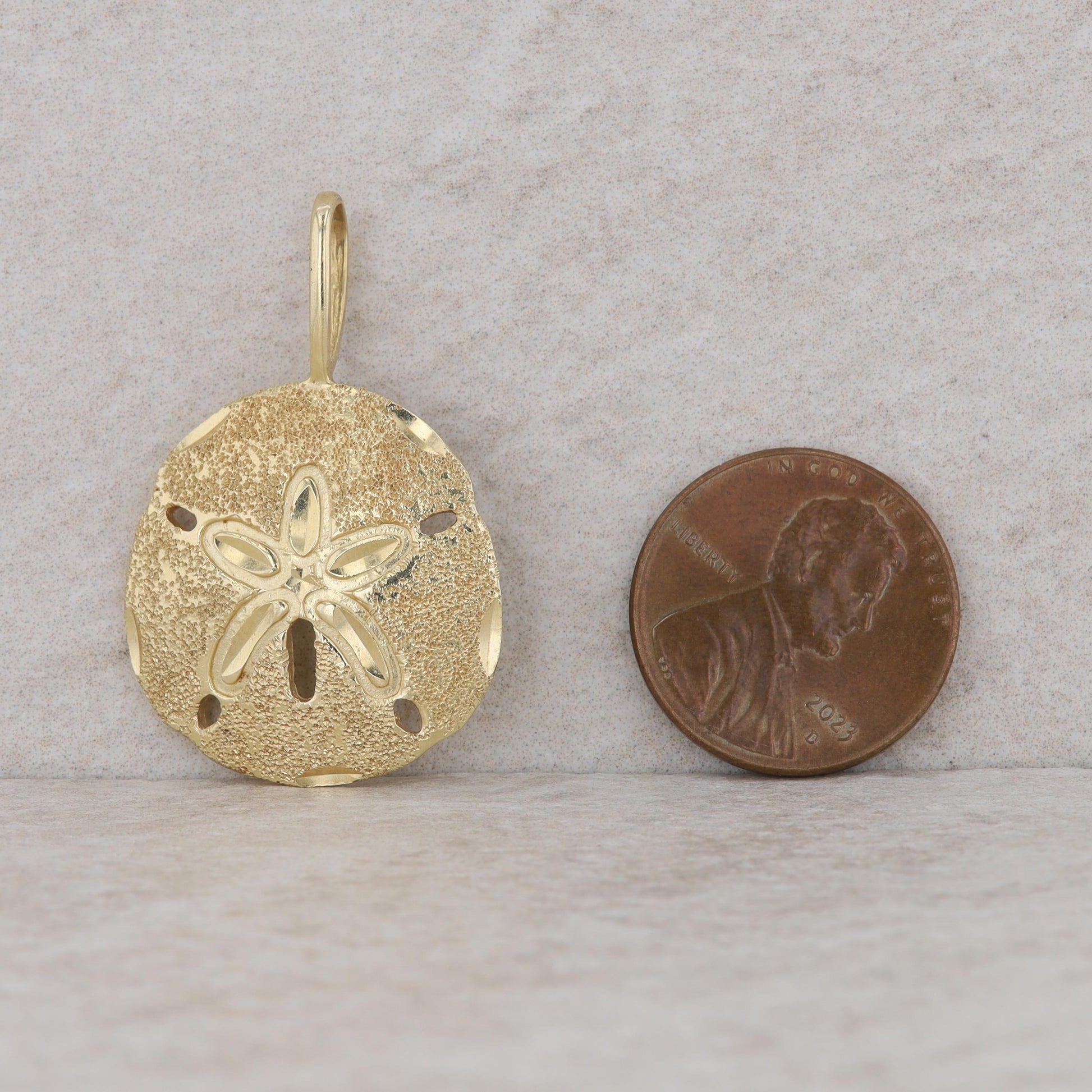 14k Yellow Gold Sand Dollar Pendant 4.67g