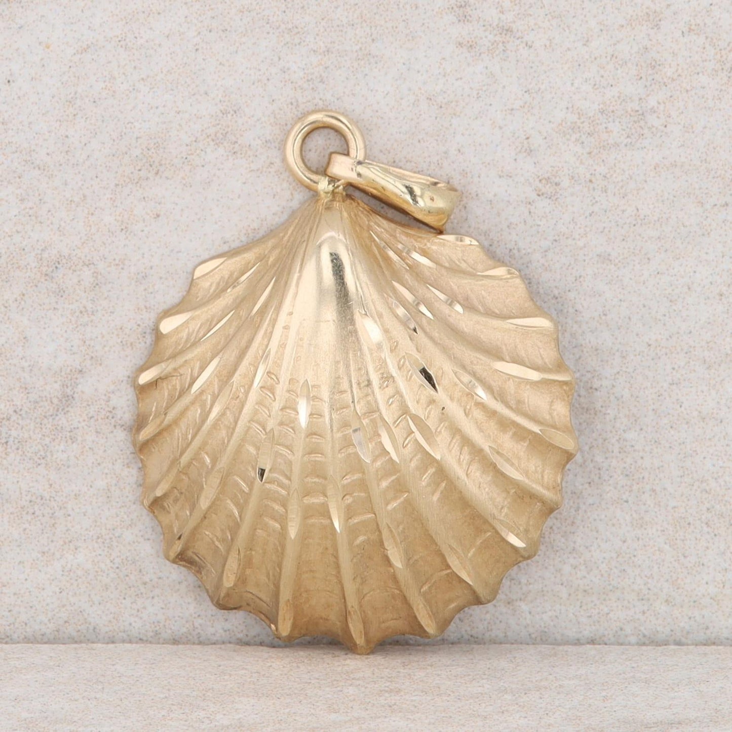 14k Yellow Gold Seashell Pendant 2.13g