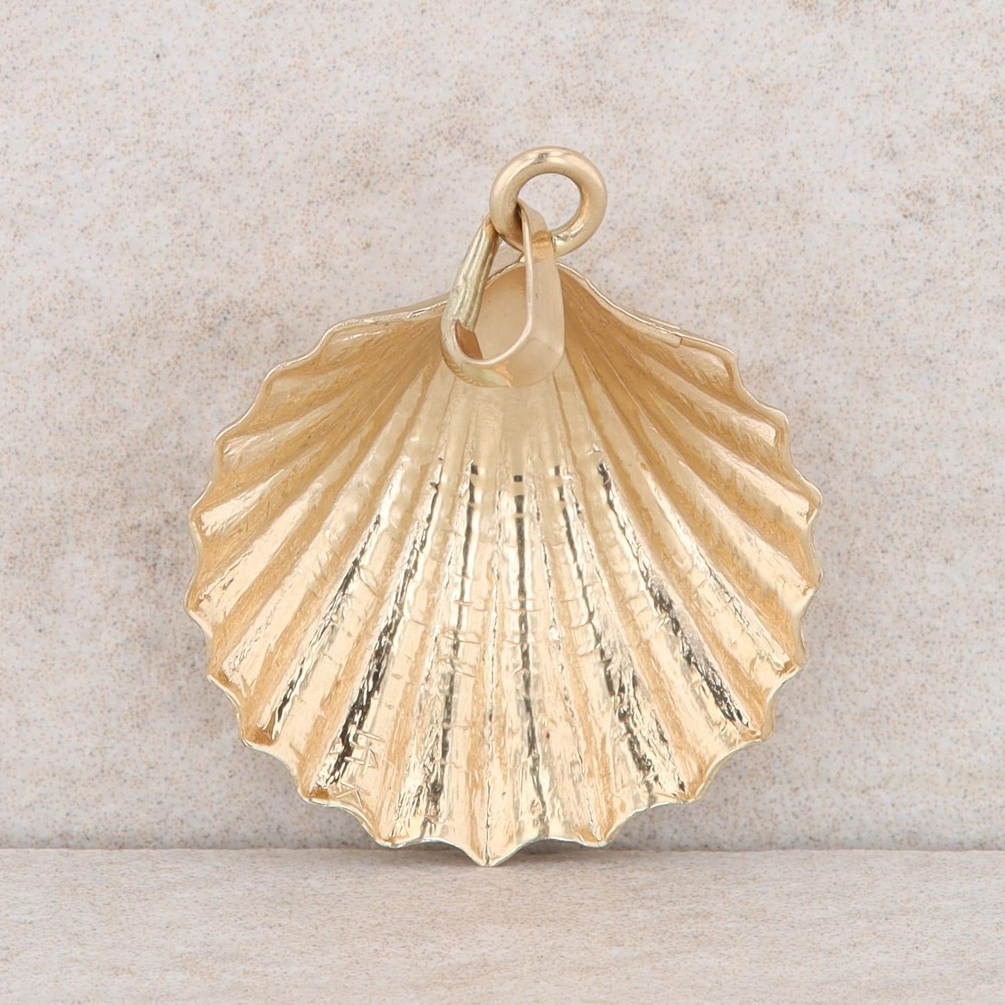 14k Yellow Gold Seashell Pendant 2.13g