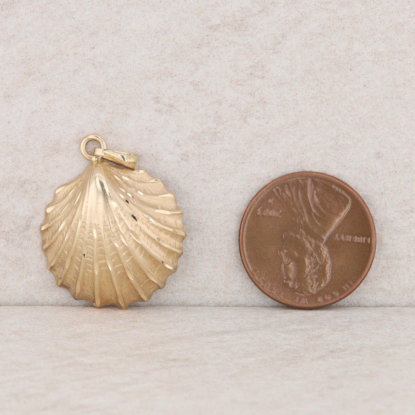 14k Yellow Gold Seashell Pendant 2.13g