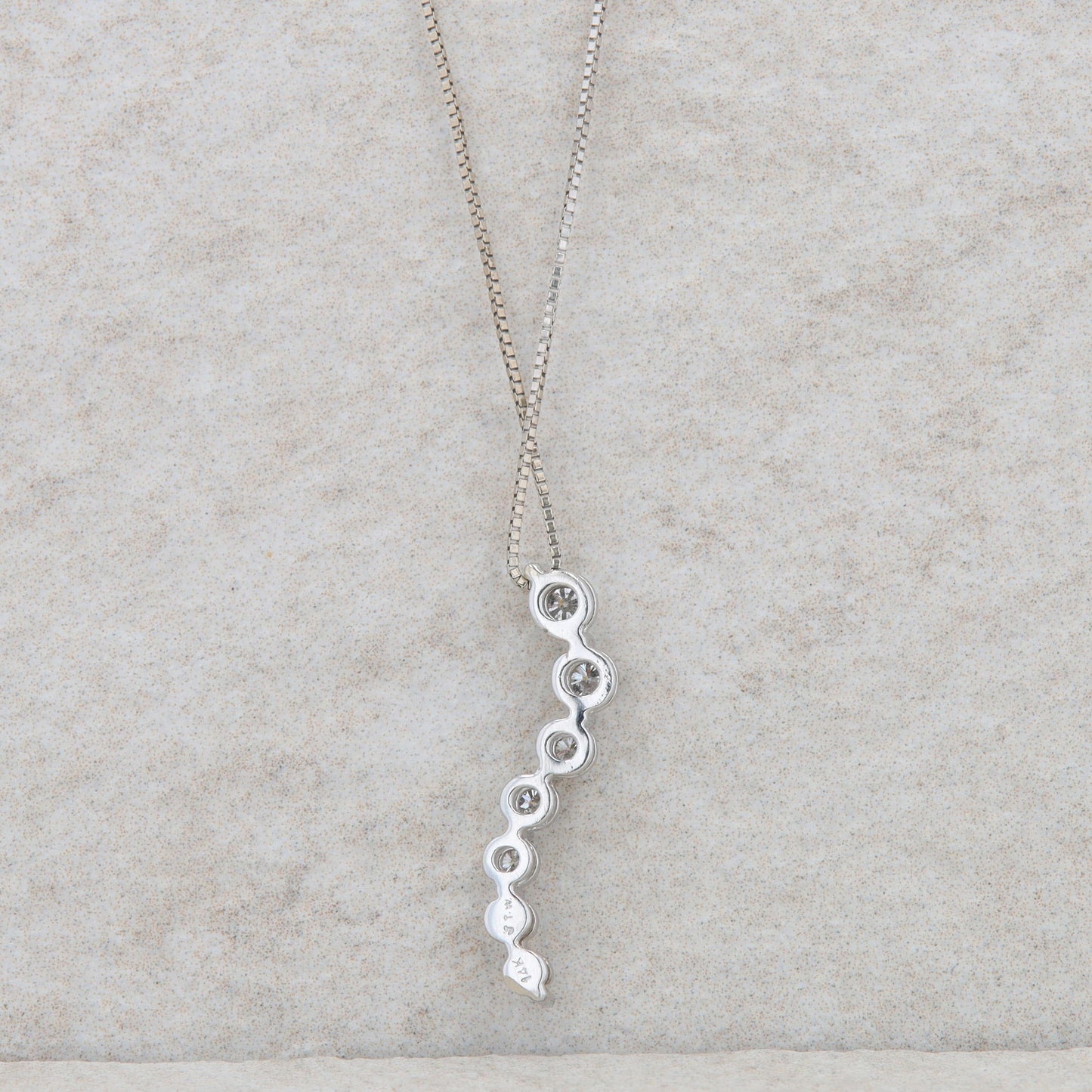 14k White Gold Graduated Diamond Pendant Necklace