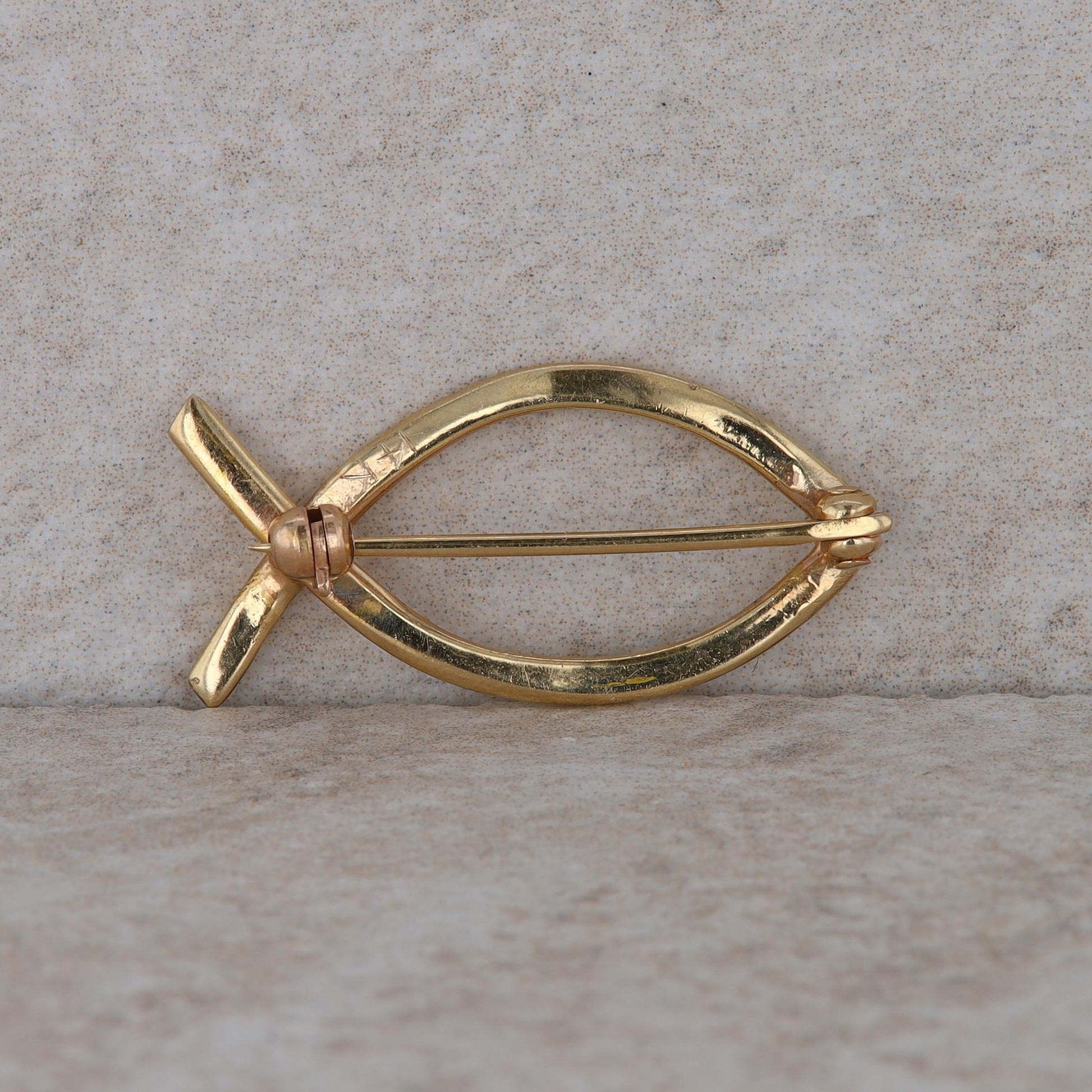 14k Yellow Gold Fish Symbol Pin 2.30g