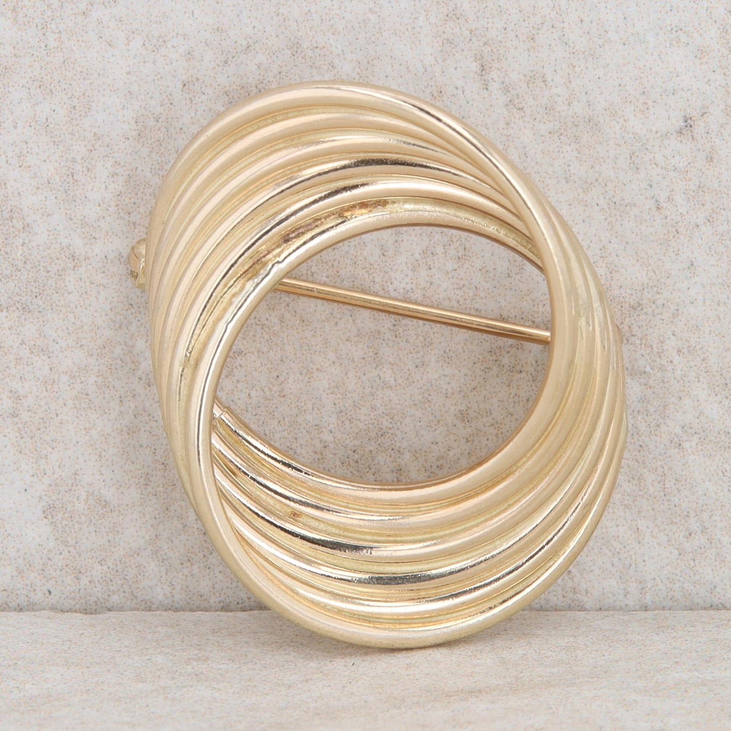 14k Yellow Gold Six Ribbed Twisted Round Brooch 2.7g