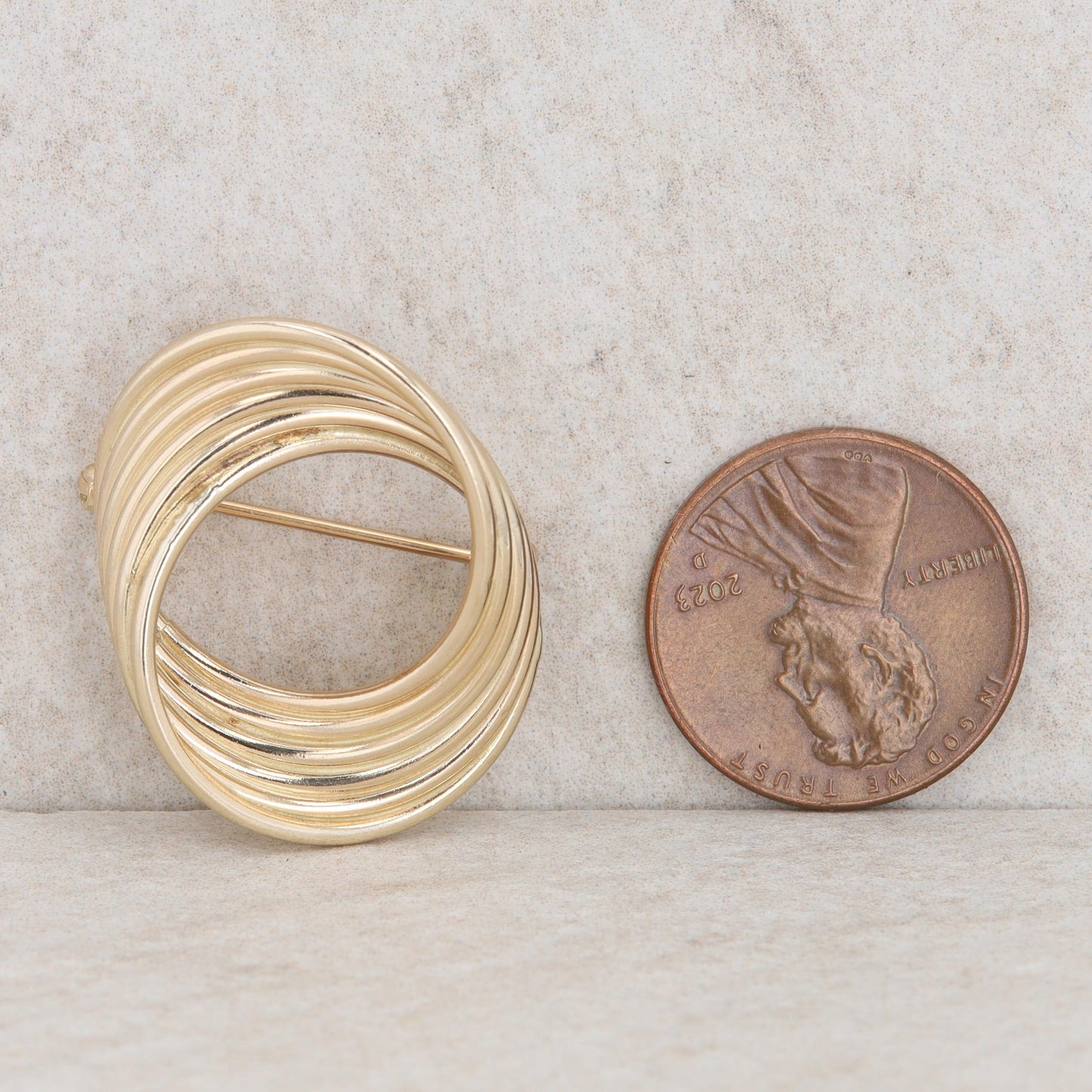 14k Yellow Gold Six Ribbed Twisted Round Brooch 2.7g