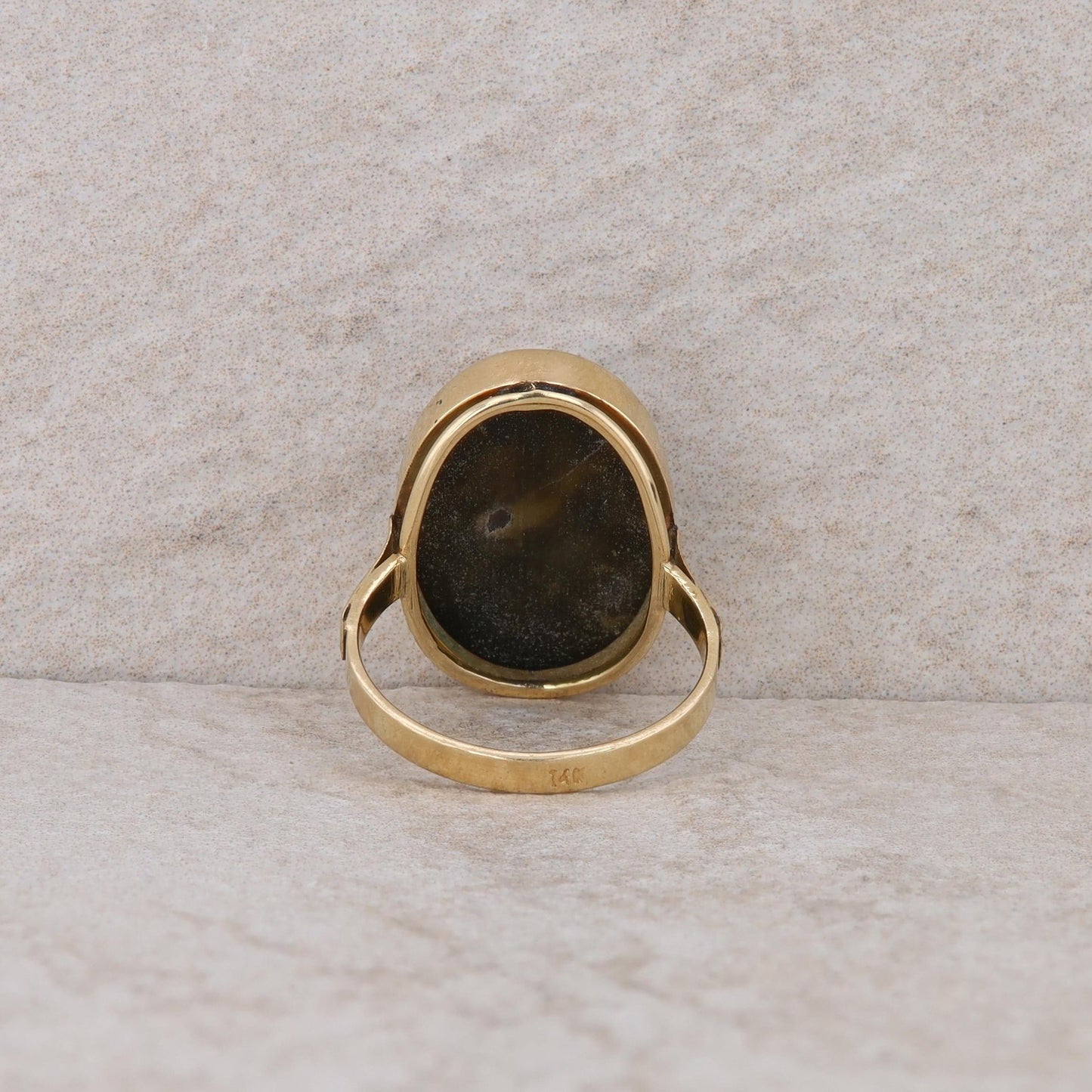 14k Yellow Gold Mother of Pearl Cameo Ring