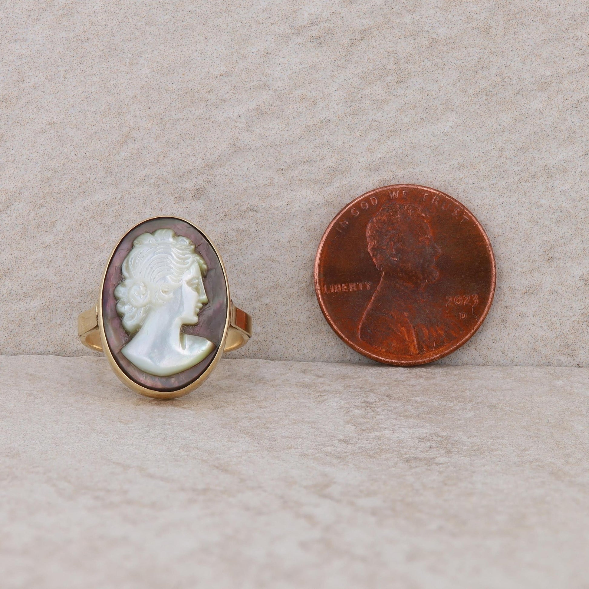 14k Yellow Gold Mother of Pearl Cameo Ring