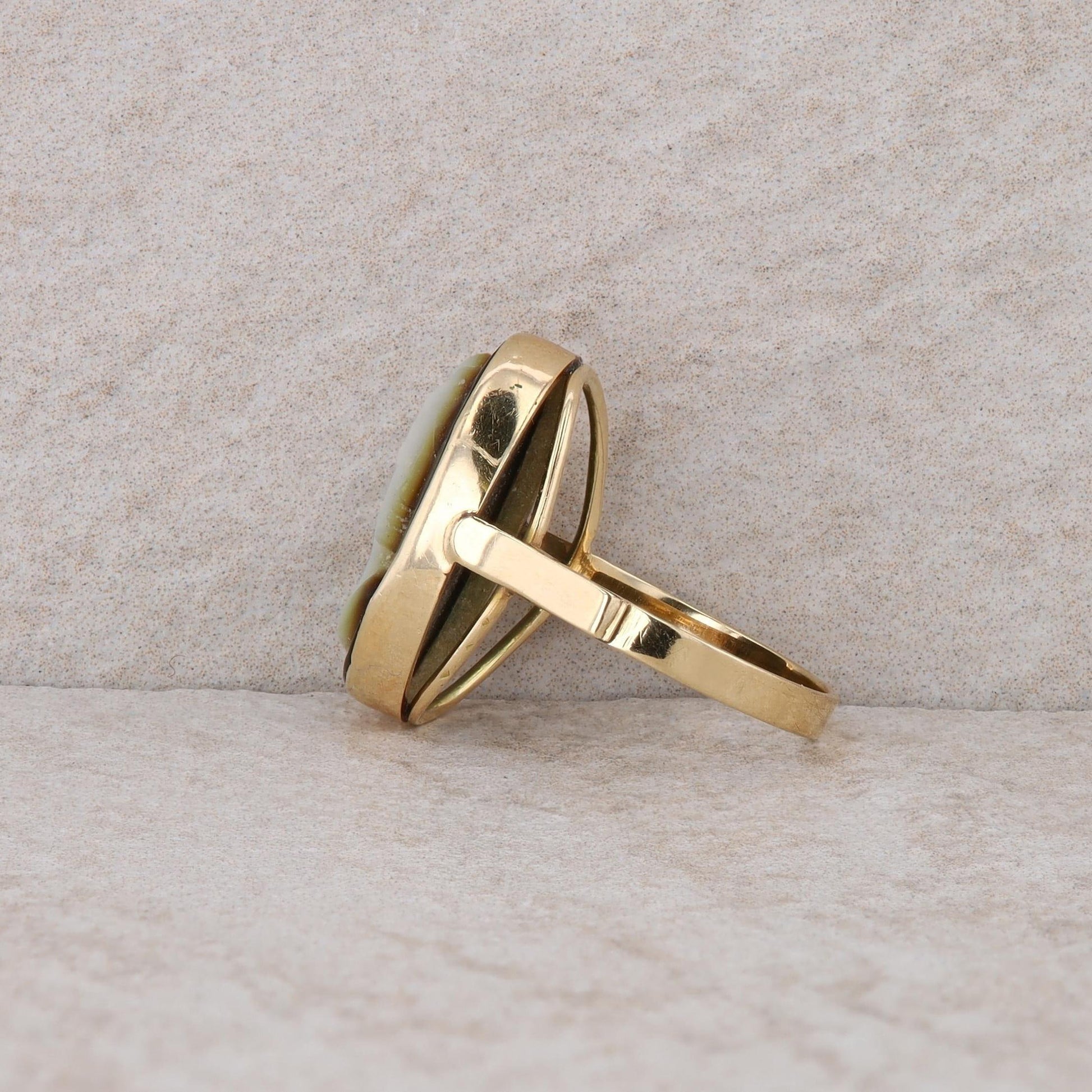 14k Yellow Gold Mother of Pearl Cameo Ring