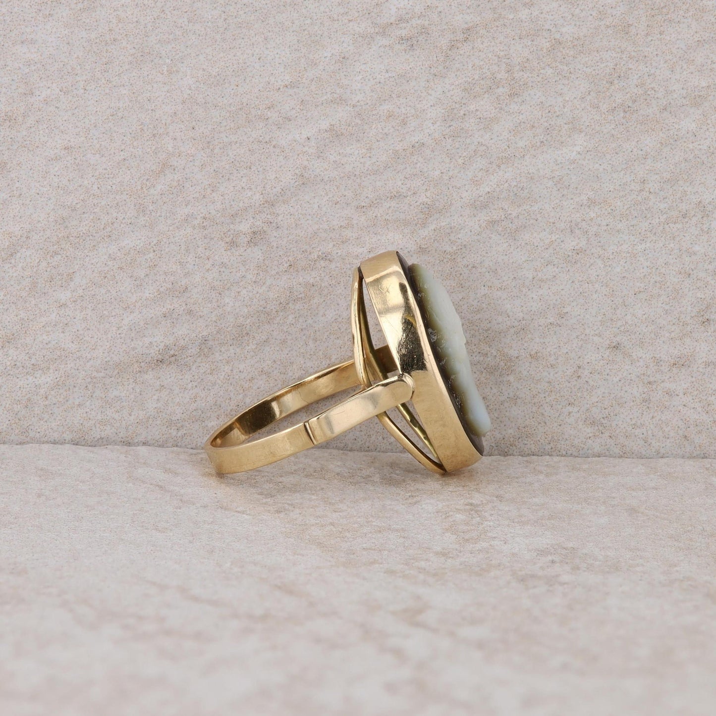 14k Yellow Gold Mother of Pearl Cameo Ring